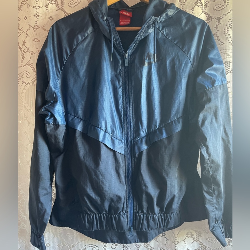 NIKE Women’s M Navy Blue Sportswear Windrunner Jacket